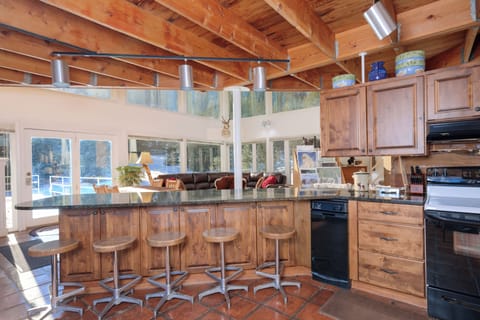 Have breakfast, lunch or dinner at the bar | Main Level