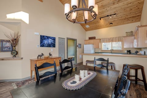 Eat together | Main Level