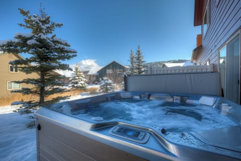 Have your morning coffee in the hot tub | Exterior