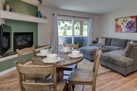 Have dinner at the table | Main Level