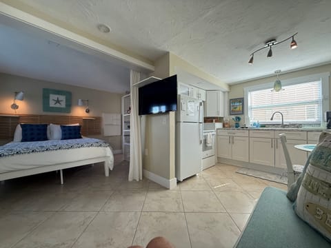 Airy and bright studio bungalow!