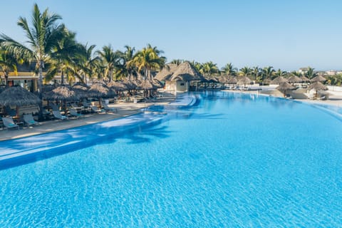 3 outdoor pools, pool umbrellas, sun loungers
