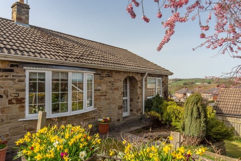 Fox Cottage, Middleham: Located in the historic village of Middleham, surrounded by pretty gardens