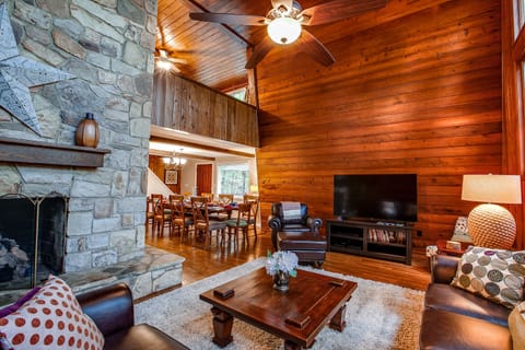 Pineapple Lodge is an original Massanutten home close to all resort amenities!