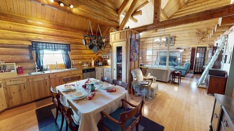Dining table in the kitchen with 6 seats. Perfect to enjoy a home cooked meal.