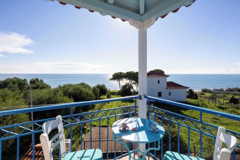 Private Balcony with Outdoor Seating and Open Views
A spacious private balcony with table and chairs, ideal for relaxing and enjoying the open views.