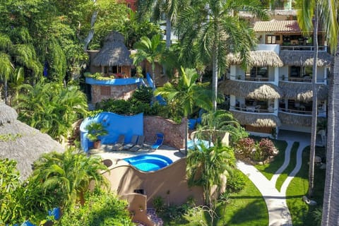 Villas Palmas Reales on the right, Casa Siete Palmas on the left.