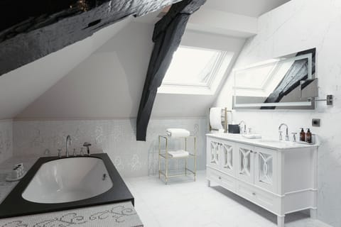 Signature Suite | Bathroom | Separate tub and shower, rainfall showerhead, eco-friendly toiletries