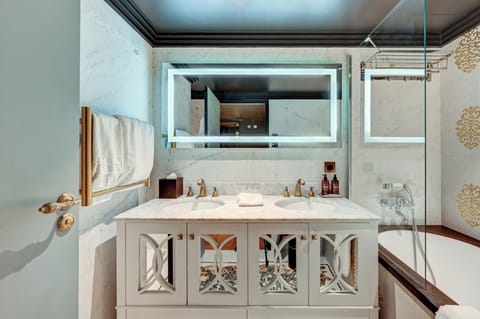 Junior Suite | Bathroom | Separate tub and shower, rainfall showerhead, eco-friendly toiletries