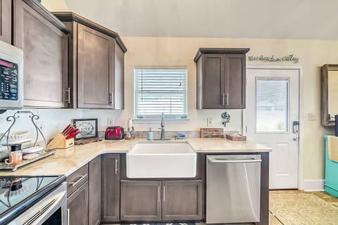 Effortless coastal living starts in our spacious kitchen! 🍽️✨ Featuring a large farmhouse sink and modern dishwasher, cleanup after delicious meals is a breeze, leaving you more time to enjoy the beach. 🌊🍴