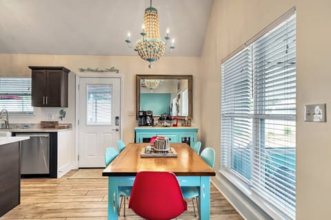 Dine in coastal style with a beach view! 🍽️☕ Our dining table offers the perfect spot for meals, while our coffee bar, complete with a dual coffee maker and complimentary K-cups, ensures your mornings start right! ☀️🌴