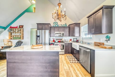 Prepare seaside feasts in our fully-stocked kitchen! 🍳🍴 Find everything you need to whip up delicious meals just like home, surrounded by beachy vibes and culinary inspiration. 🌊🥂 