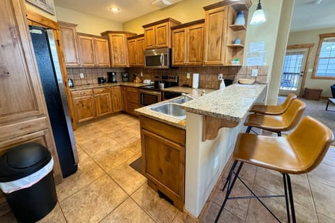 This well-appointed kitchen is perfect for meal prep.