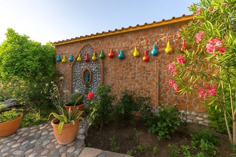 Exterior Details – Garden of the Property – Charming outdoor space surrounded by greenery and Mediterranean character.