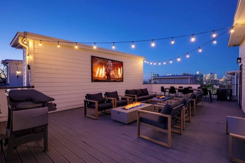 Welcome to Broadview - Enjoy a private rooftop deck with outdoor dining, city views and a projector.