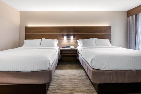 Premium bedding, in-room safe, desk, blackout drapes