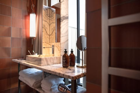 Chambre Double Supérieure, Terrasse | Bathroom | Shower, rainfall showerhead, eco-friendly toiletries, hair dryer