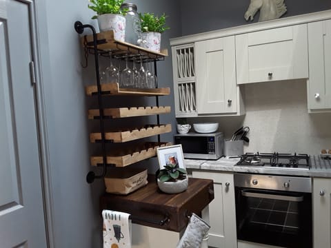 Deluxe Apartment | Private kitchen | Full-size fridge, microwave, oven, stovetop