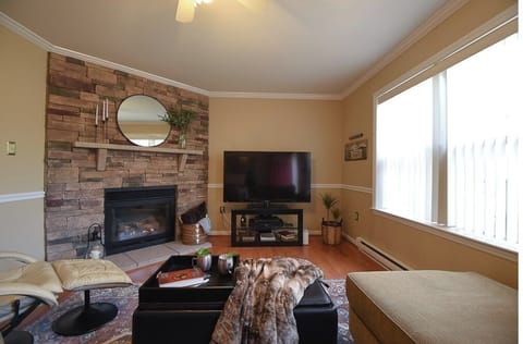 Warm & cozy gas fireplace, spacious sectional, lounger, DVD player, streaming TV