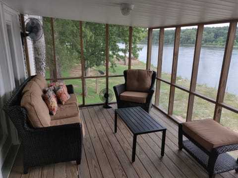Fulling screened in porch/balcony overlooking the Tennessee River