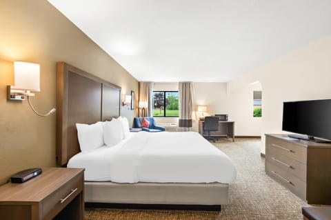 Desk, laptop workspace, iron/ironing board, free WiFi