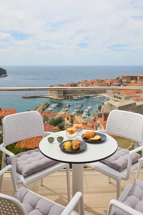 Apartment (2 Bedrooms) | Balcony