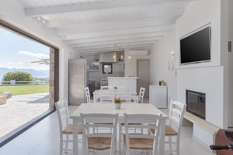 Kitchen / Dining Area