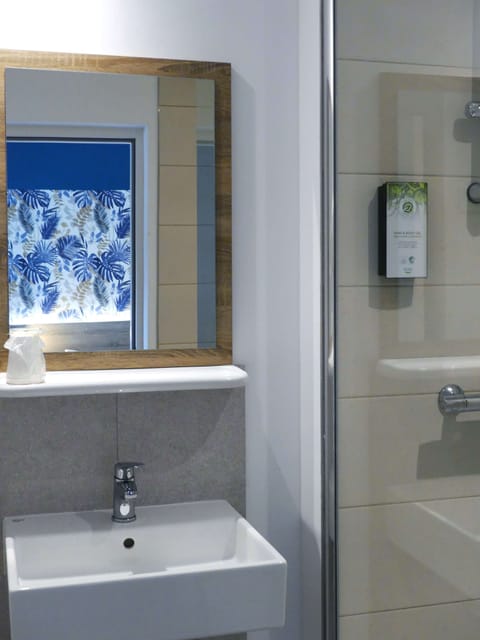 Comfort Room, 1 Double Bed | Accessible bathroom