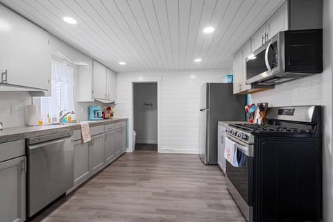 Fully stocked kitchen with all your cooking necessities and more!