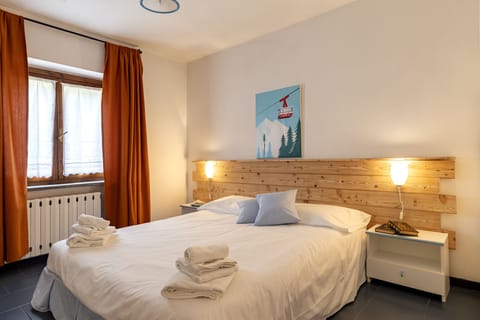 Blackout drapes, free WiFi, bed sheets