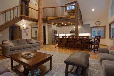 Wonderful open floor plan for entertaing