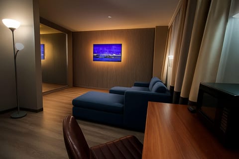 Luxury Suite | Desk, laptop workspace, soundproofing, iron/ironing board