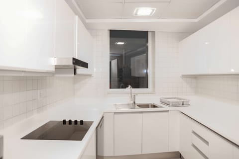 1 Bedroom Suite with Kitchen - City View | Private kitchen | Coffee/tea maker, dining tables