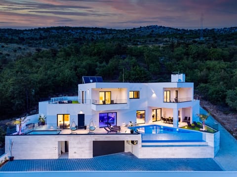 NEW! Villa Top Hill with heated swimming pool, 5 en-suite bedrooms, a Media room
