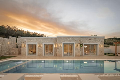Pool surrounding that stimulate the senses. 