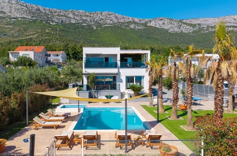 Spacious sun deck area with 8 deck chairs with pillows and towels