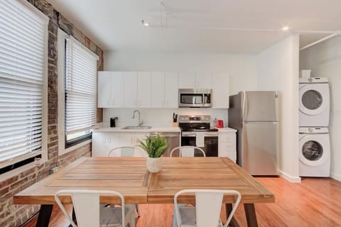 Modern and practical kitchen appliances have all the basics to warm up leftovers or takeout food and even cook up a quick hearty meal. Pots, pans, salt, pepper, olive oil, and all that jazz you’ll need for your stay. Oh, and a dishwasher too!