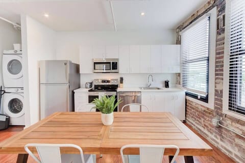 The fully equipped kitchen has all the basics to warm up leftovers or takeout food and even cook up a quick hearty meal- Pots, pans, salt, pepper, olive oil, and all that jazz you’ll need for your stay.