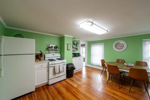 Eat-in Kitchen w/ appliances and dining table and chairs