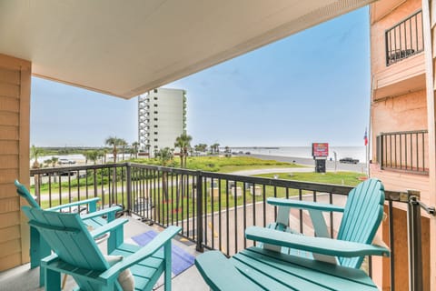 Plenty of space to enjoy your morning coffee or evening cocktail!