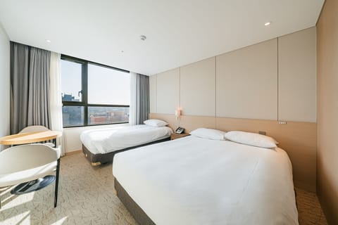 Deluxe Twin Room | In-room safe, blackout drapes, free WiFi, bed sheets