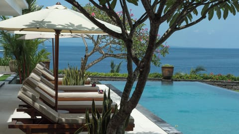 Outdoor pool, pool umbrellas, sun loungers