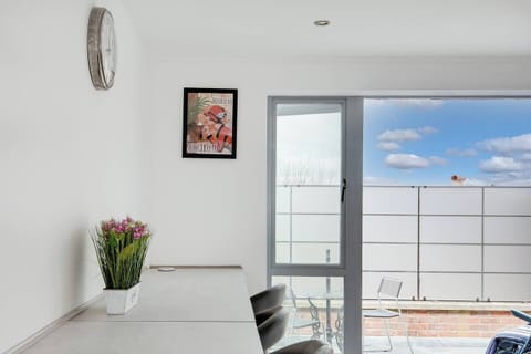 Chic Lounge: Bright space with stylish décor and a lovely view—perfect for relaxation!