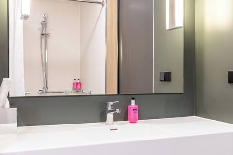 Room, 1 Queen Bed with Sofa bed | Bathroom | Shower, free toiletries, hair dryer, towels