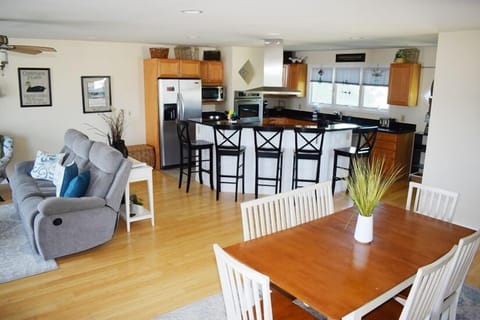 Dining area for 4, as well as Bistro seating for 5