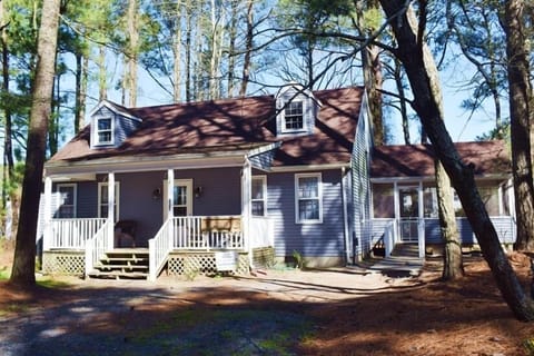 Delightful, country home in the peaceful location of Piney Island.