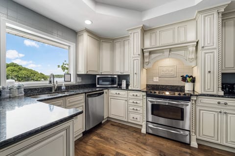 Kitchen with lakeview