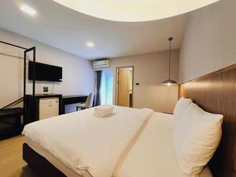 Standard Room | In-room safe, desk, free WiFi, bed sheets