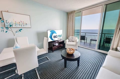 Living Room with Stunning Views☀️