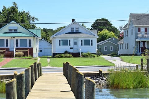 Traditional Chincoteague Home with Private Pier and Boat Dock